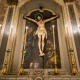 ...ma � attraversando il presbiterio, nel transetto di sinistra, che scoviamo le due vere chicche della chiesa. La prima � lo stupendo crocifisso ligneo di scuola veneziana posto su una quadro attribuito a Vincenzo Lapegna...